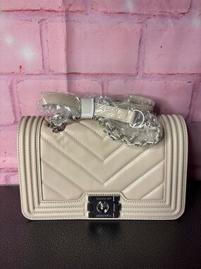 Badgley Mischka Light off white Quilted Chevron Chain Shoulder Bag/crossbody